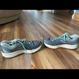 Size 8 saucony shoes